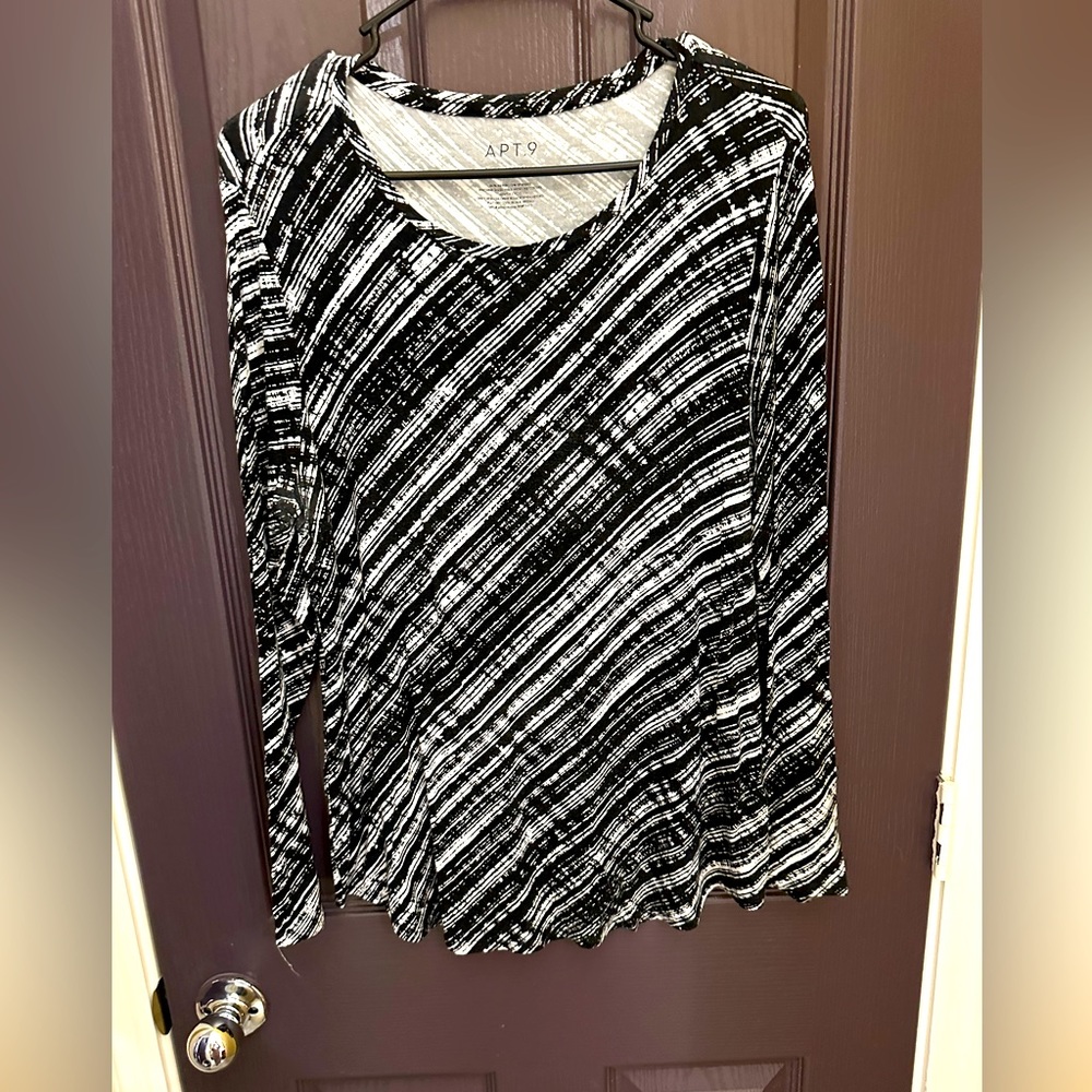 Apt 9 petite long sleeve crewneck t shirt black and white design size petite lg